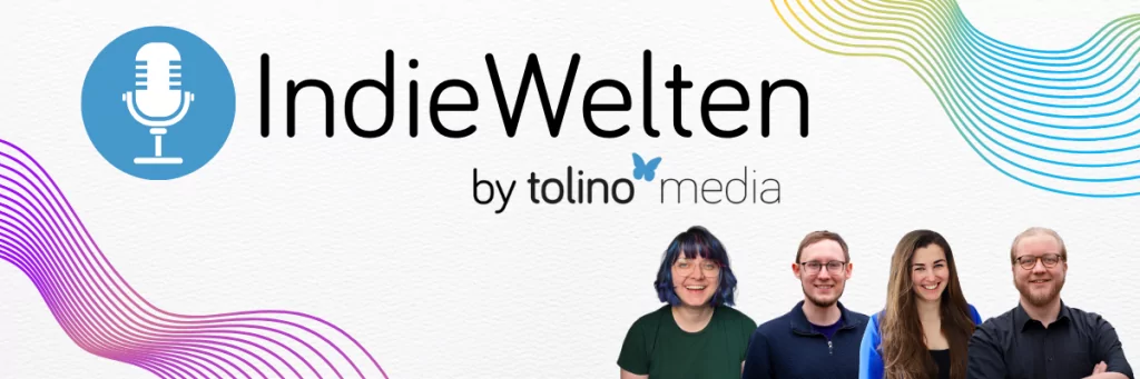 "IndieWelten by tolino media" Logo mit Mikrofon-Symbol In der Ecke sind die vier Hosts zu sehen (v. r. n. l.: Fanny, Robin, Ramona, Michael) Der HIntergrund hat Papierstruktur und in den Ecken sind viellinige Bögen mit Regenbogen-Farbverlauf.