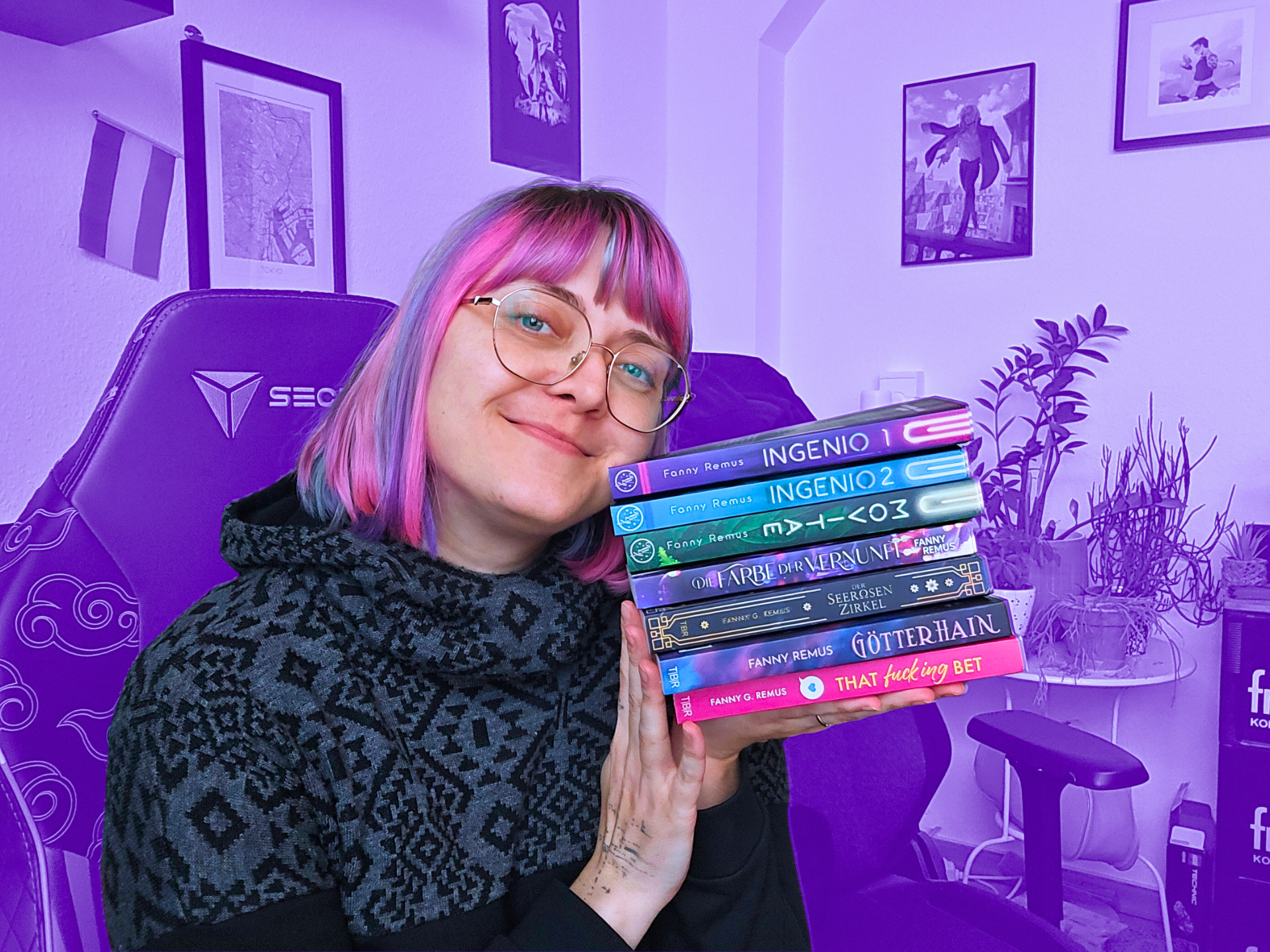 Fanny kuschelt mit dem Stapel ihrer Bücher (Stand 2025). Von oben nach unten: Ingenio 1, Ingenio 2, Movitae, Die Farbe der Vernunft, Der Seerosenzirkel, Götterhain, That fucking Bet