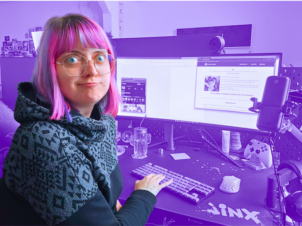 Fanny mit Schnute vor ihrem Monitor an ihrem Arbeitsplatz (lila eingefärbt mit Tastatur, Maus und Mikro). Auf dem Monitor ist die Webseite und das Instagram-Profil zu sehen.
