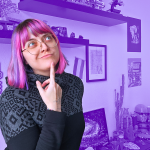 Fanny guckt überlegend nach oben mit dem Finger am Kinn. Der Hintergrund ist eine Ecke ihrer Wohnung (lila eingefärbt).