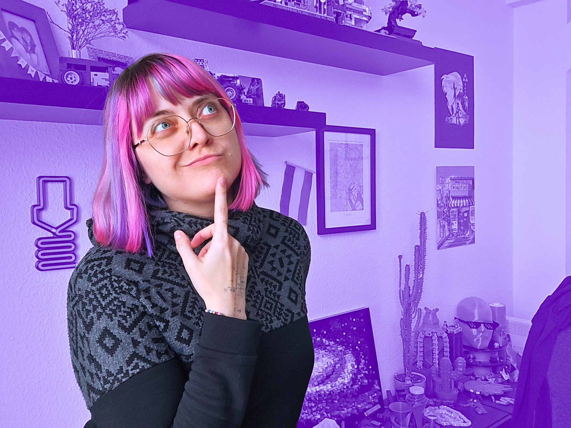 Fanny guckt überlegend nach oben mit dem Finger am Kinn. Der Hintergrund ist eine Ecke ihrer Wohnung (lila eingefärbt).