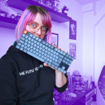 Fanny hält sich ihre Tastatur halb vors Gesicht und guckt dahinter hervor