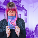 Fanny guckt auf ihr Buch Götterhain herunter, der Hintergund (ihr Zimmer) ist lila eingefärbt.