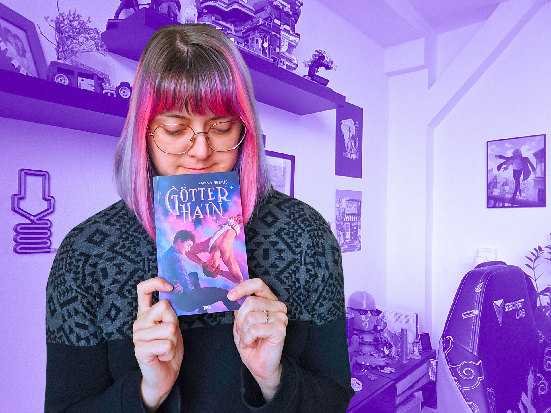 Fanny guckt auf ihr Buch Götterhain herunter, der Hintergund (ihr Zimmer) ist lila eingefärbt.