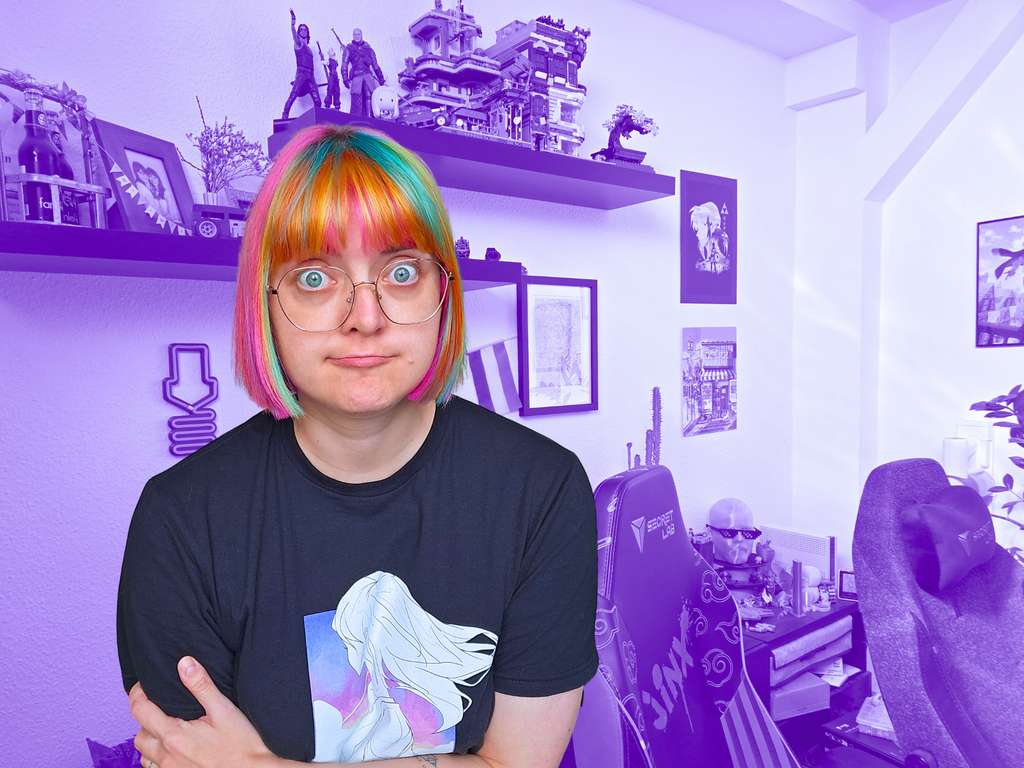 Fanny umarmt sich selbst und guckt bedröppelt aus der Wäsche. Der Hintergund (ihr Zimmer) ist lila eingefärbt.