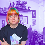 Fanny umarmt sich selbst und guckt bedröppelt aus der Wäsche. Der Hintergund (ihr Zimmer) ist lila eingefärbt.