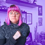 Fanny guckt ratlos überrascht in die Kamera. Der Hintergund (ihr Zimmer) ist lila eingefärbt.