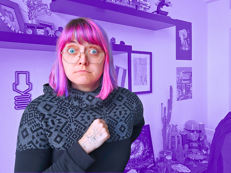 Fanny guckt ratlos überrascht in die Kamera. Der Hintergund (ihr Zimmer) ist lila eingefärbt.