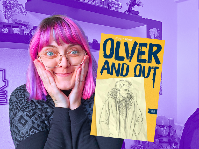 Fanny sehr glücklich in die Kamera und presst die Wangen mit den Fingern zusammen. Der Hintergund (ihr Zimmer) ist lila eingefärbt. Neben ihr das Cover von "Olver and out".